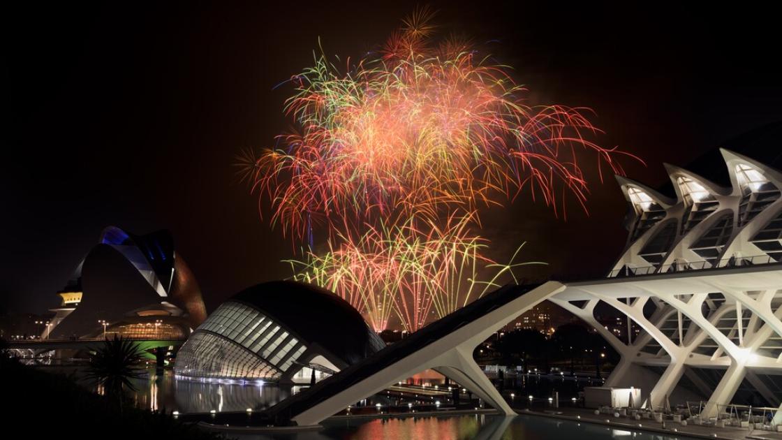 Castillo fuegos artificiales en la ciudad de las artes