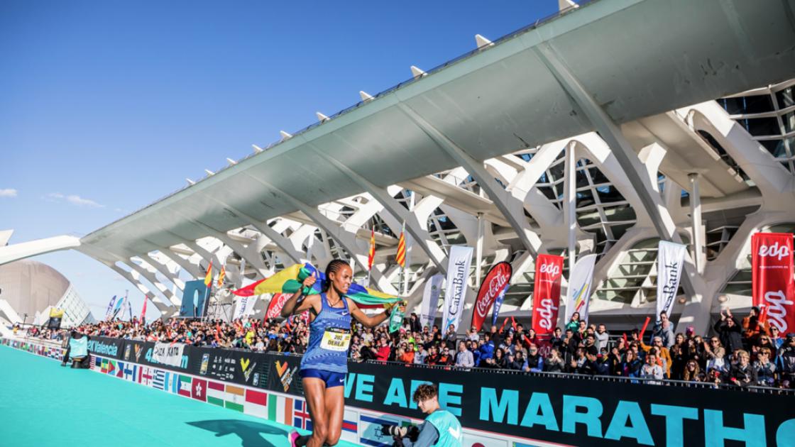 ganadora maratón llegando a la meta