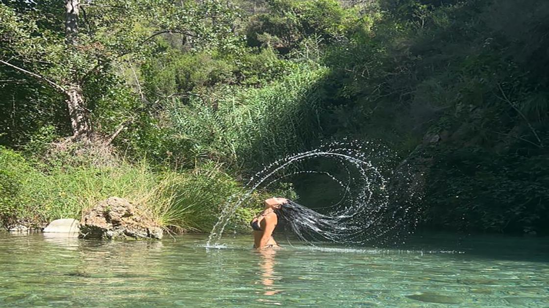 Chica bañándose en las aguas termales de Montanejos