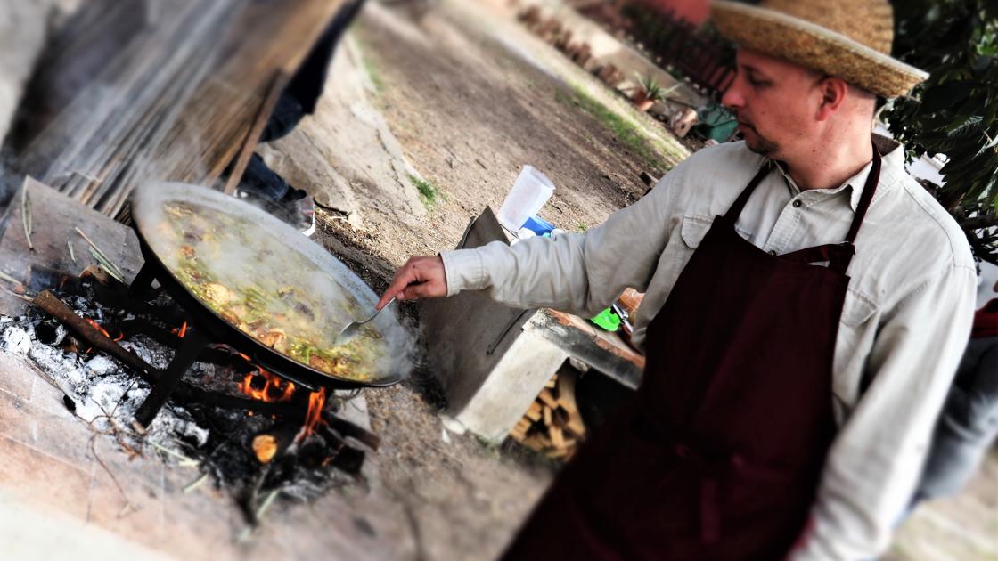 Miquel cocinando una paella en la huerta