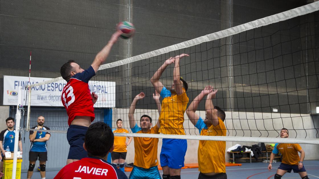 Fotografía de un partido de volleyball entre dos equipos en la edicion anterior de Jocs Taronja