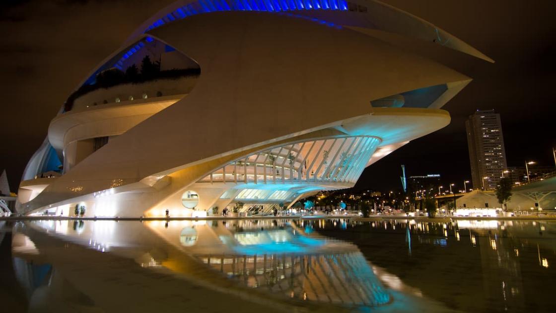 Palau de les arts iluminado por la noche