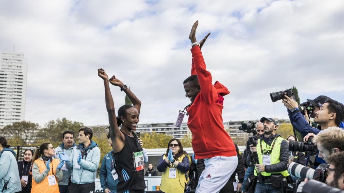 pareja celebrando acabar el maratón