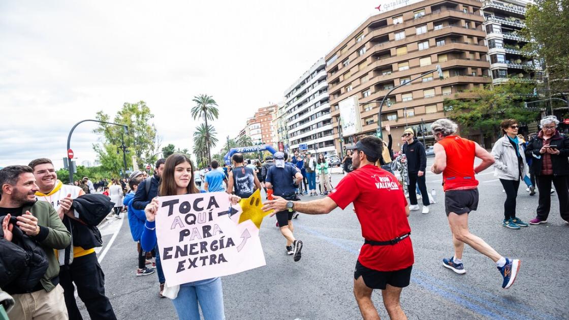 gente animando en maratón