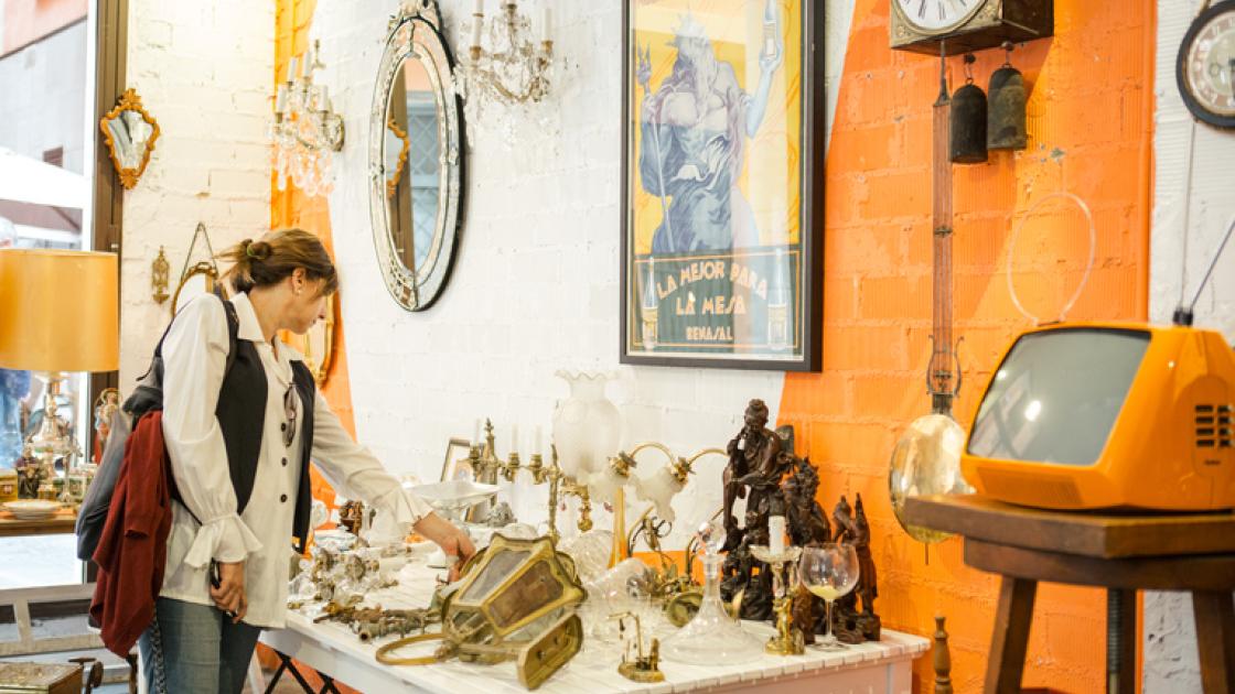 Mercadillo dentro de una sala del mercado de Tapinería de Valencia
