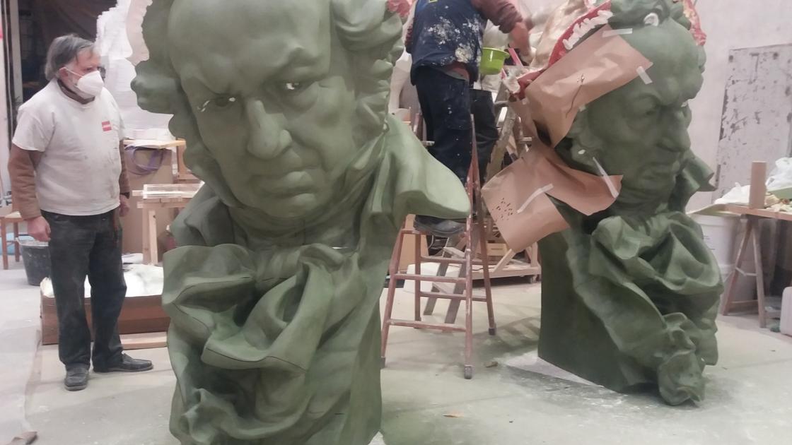 "Ninots" del busto de Goya en construcción junto a sus respectivos operarios y artesanos en plena faena