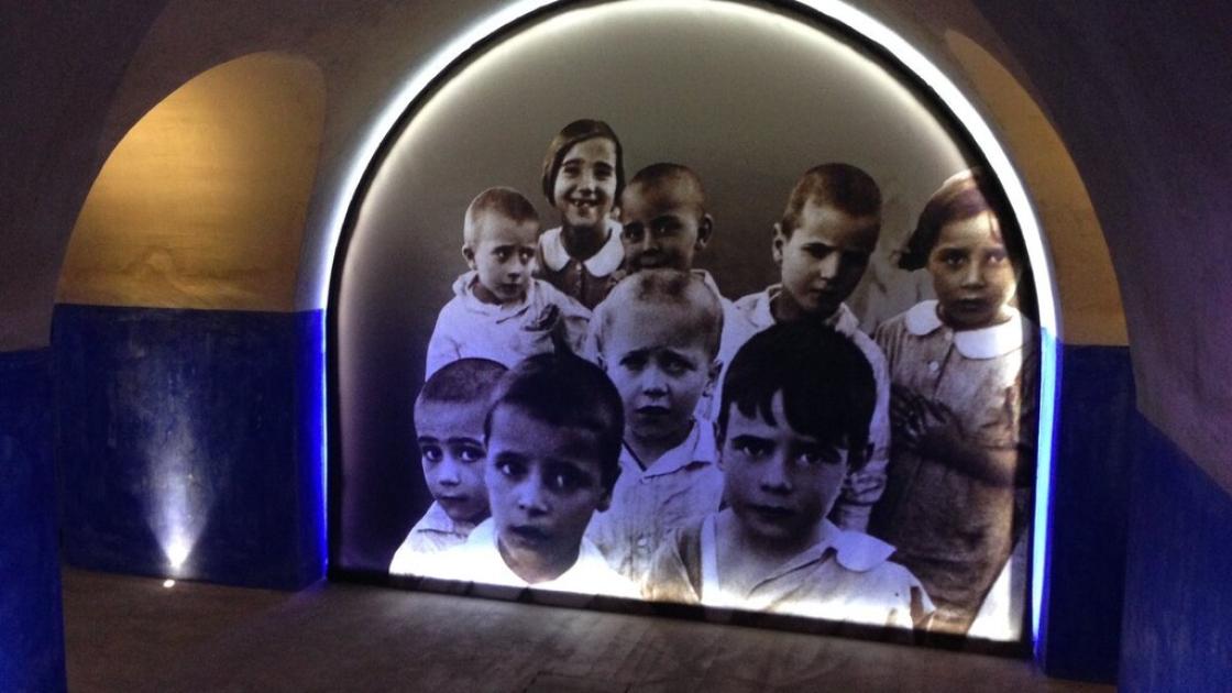 fotografia niños refugio antiaéreo grupo escolar ayuntamiento