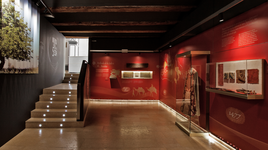 vista de la sala roja en el museo de la seda