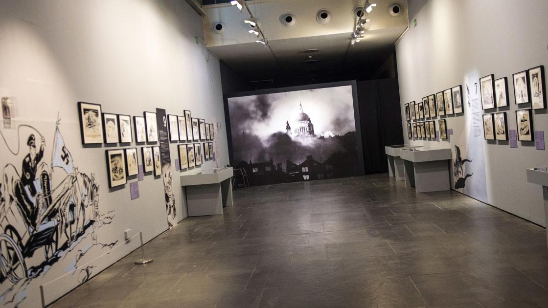 exposición tinta contra Hitler
