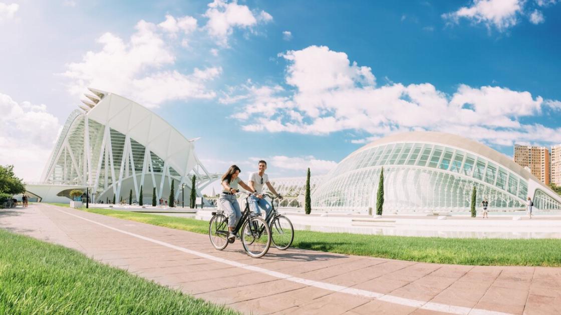Pareja en bici Ciudad de las Artes