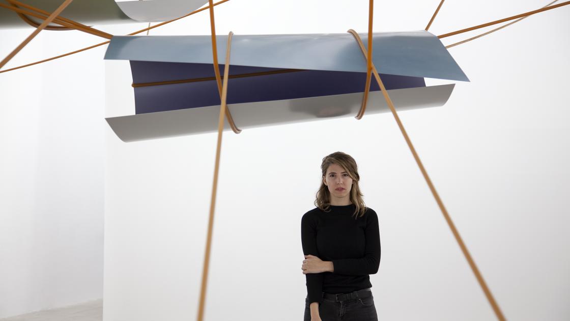 Artista Inma Femenía con su obra detrás
