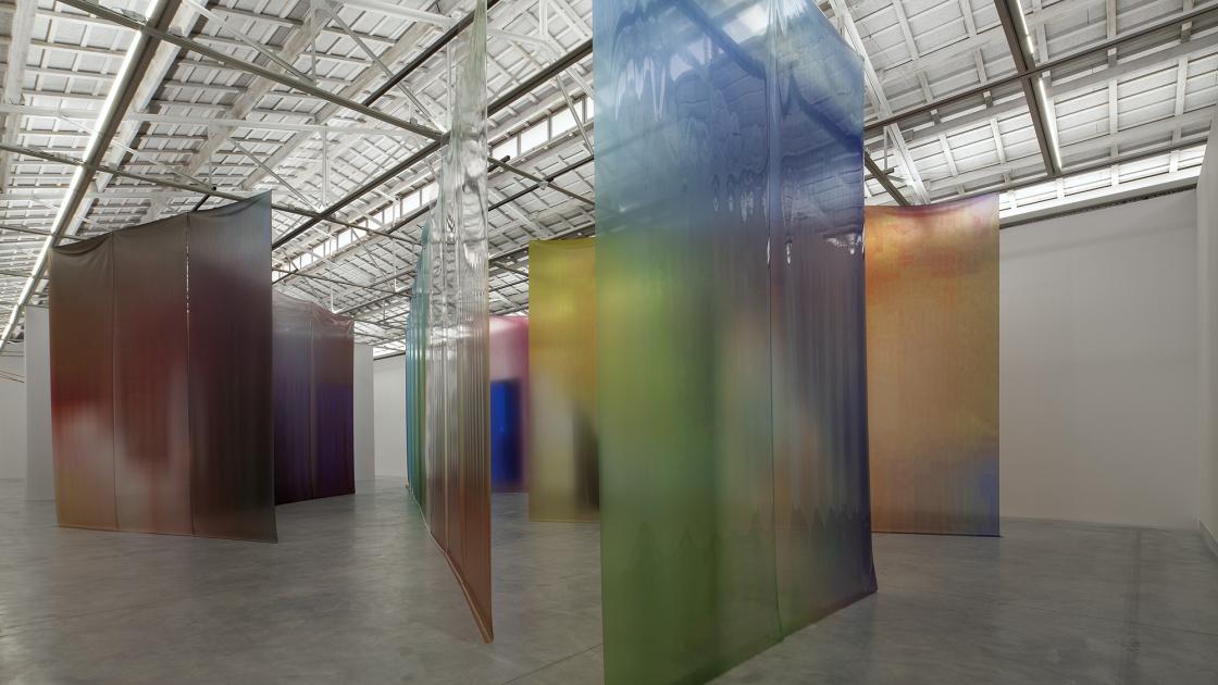 Obra de "Infraleve" plásticos transparentes tintados de colores