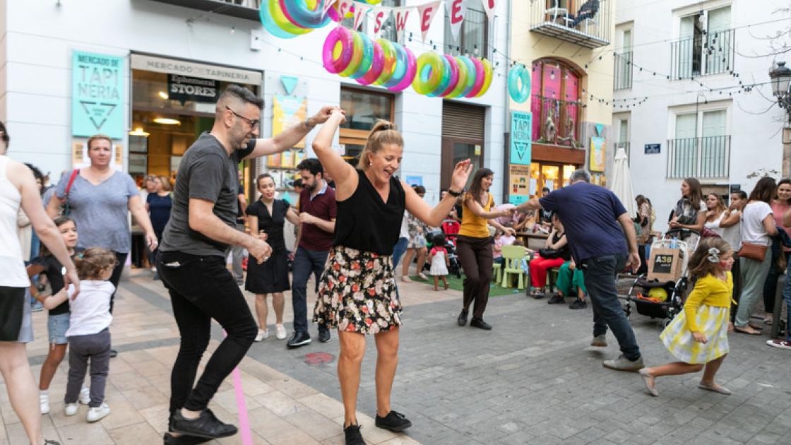 pareja bailando en el mercado de tapineria