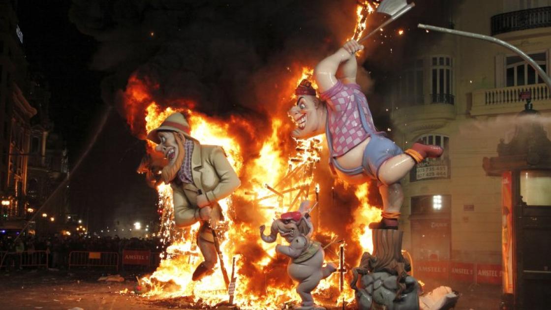 falla quemandose durante la cremà