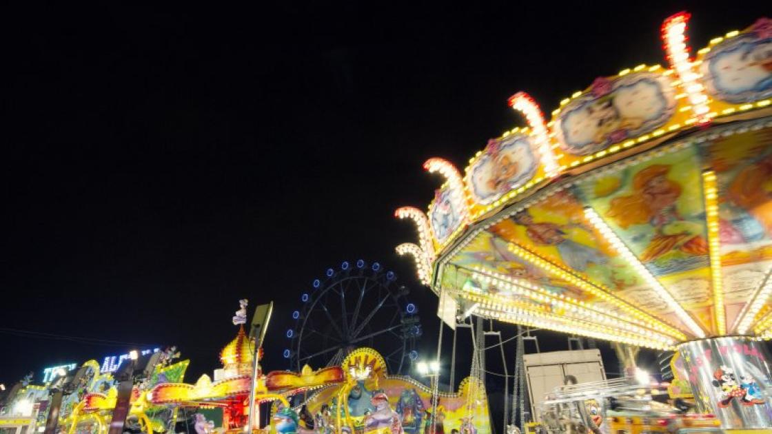 feria de atracciones con carrusel