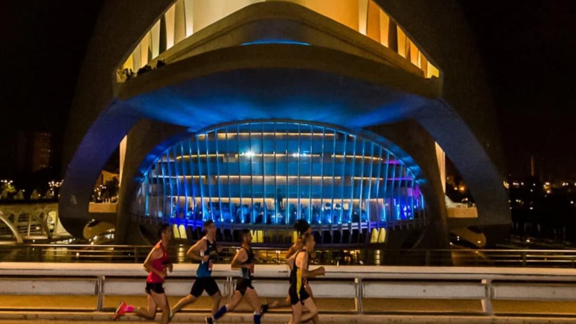 Corredores en la 15k nocturna frente al Palau de les Arts