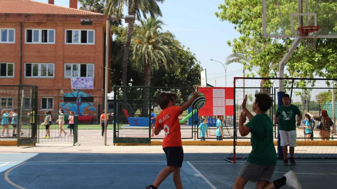 Niños jugando a colpbol en el recreo