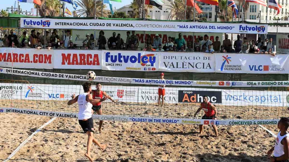 Deportistas jugando a futvoley en Las Arenas