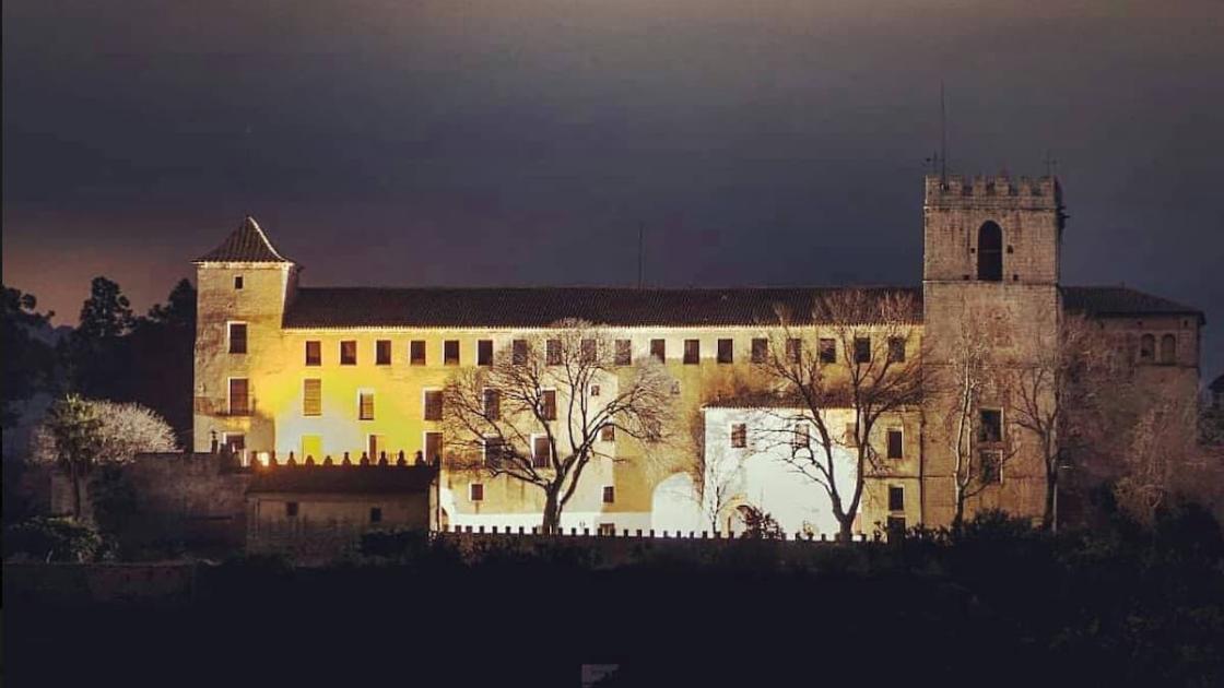 Imagen nocturna del Monasterio de Cotalba