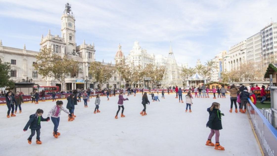 pista de patinaje en plaza del ayuntamiento