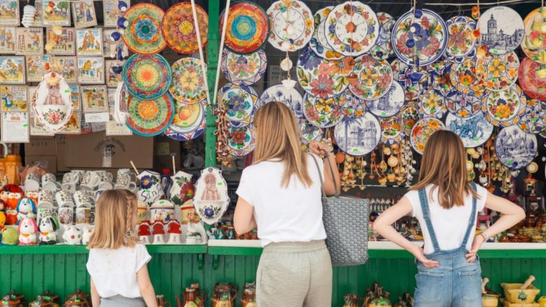 mercado de l'escuraeta familia con hijos