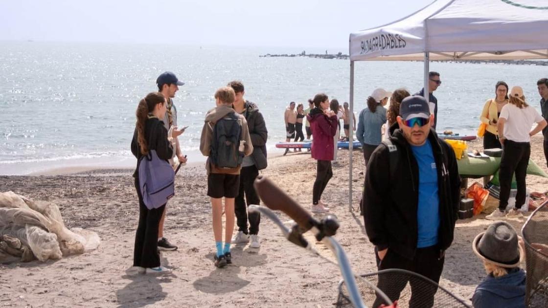 Ven a limpiar las playas de València