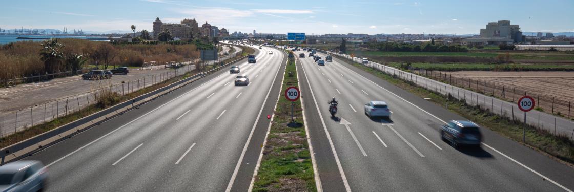 vista general de una autopista con coches circulando