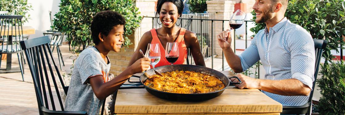 comiendo paella