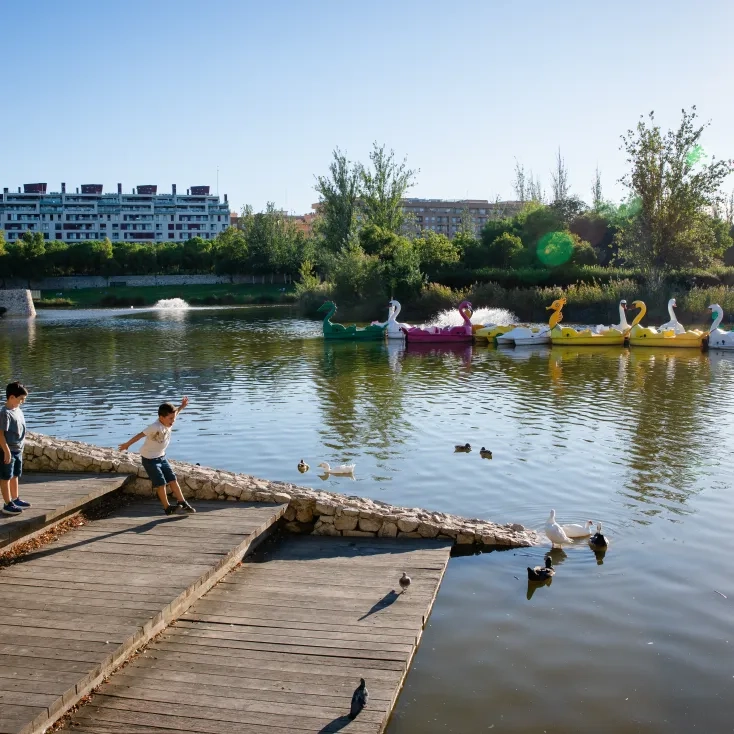 Parque de cabecera con niños