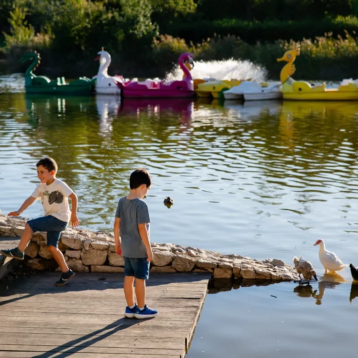 Parque de cabecera con niños