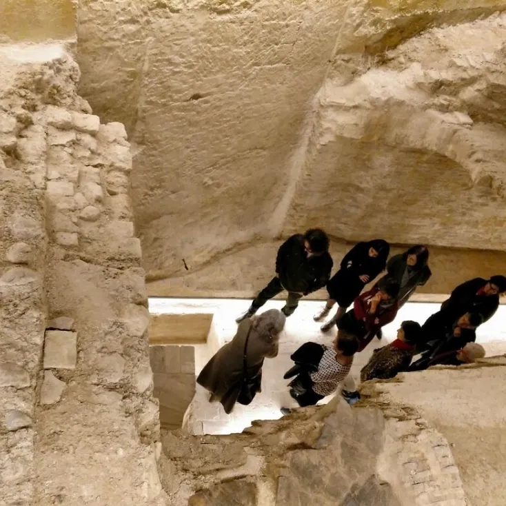 turistas visitando bodegas bombas gens