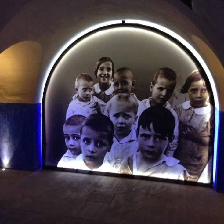 fotografia niños refugio antiaéreo grupo escolar ayuntamiento
