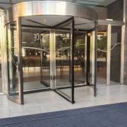 Detalle puerta giratoria amplia