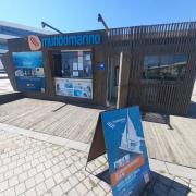 Punto de información fácilmente reconocible y con itinerarios amplios y sin obstáculos.