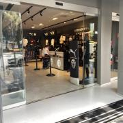 Puerta principal del acceso al establecimiento.