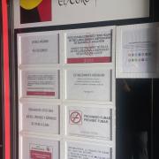 Comunicación de normas a través de cartelería bien contrastada y tamaño de letra adecuado.