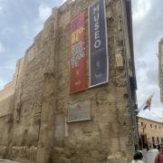 Fachada contigua al establecimiento.