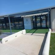 Acceso conectado con itinerario accesible mediante rampa.