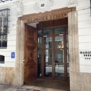 Puertas batientes acceso principal al establecimiento.