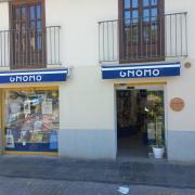 Establecimiento bien identificado mediante rótulo y número.