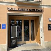 Puertas acceso principal al establecimiento.