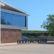 Establecimiento bien identificado con señalética en el recorrido exterior.