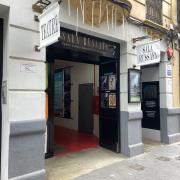 Acceso principal al establecimiento correctamente señalizado y sin desniveles.