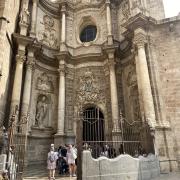 Accés principal al monument.