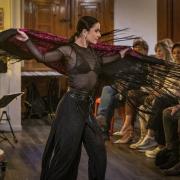 Espectáculo cercano al espectador para mayor visibilidad.