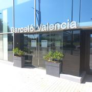 Establecimiento bien identificado desde exterior con rótulo informativo.