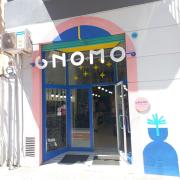 Establecimiento bien identificado con rótulo y número.