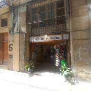 Establecimiento reconocible desde el exterior con rótulo.