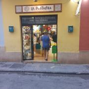 Establecimiento bien identificado desde el exterior con rótulo