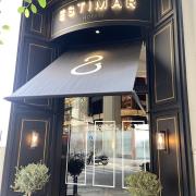 Entrada principal al hotel accesible.